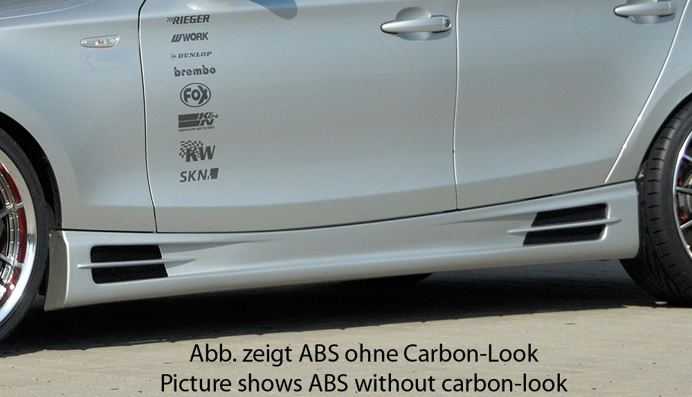 Seitenschweller links in Carbon-Look <p>mit Schacht und 2 Ausschnitten, Carbon-Look, inkl. Alugitter;</p>